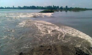 Holt_Co._Diking_District_Levee_No._10_breach_flooding_June_20,_2011_US-Army-corps-of-engineers-(public-domain)