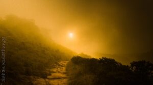 It calls end of world – worlds-end with mist and sun. Photo Sahan.kulathunge. © Creative Commons.