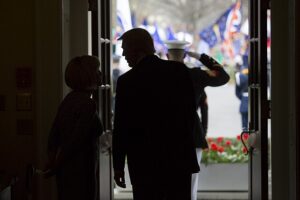 Moments before Egyptian President Abdel Fattah El-Sisi arrives at the West Wing. Lobby of the White House, President Donald Trump in shadow talks with a member of his staff on Monday, April 3, 2017, in Washington D.C. Photo by Benjamin Applebaum. (Public domain)